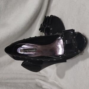 Women's blk peep toe bow tie heel w/black lace & studs size 9  Varsavia Viamara